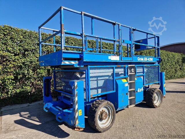 Sakselevator Genie GS-4390 (15,5 mtr werkhoogte)
