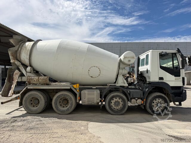 Truk pengaduk beton IVECO TRAKKER 400