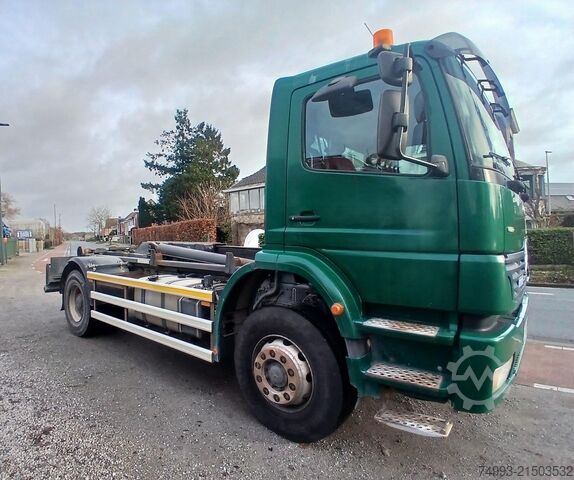 Camion scarrabile Mercedes Atego met containersysteem