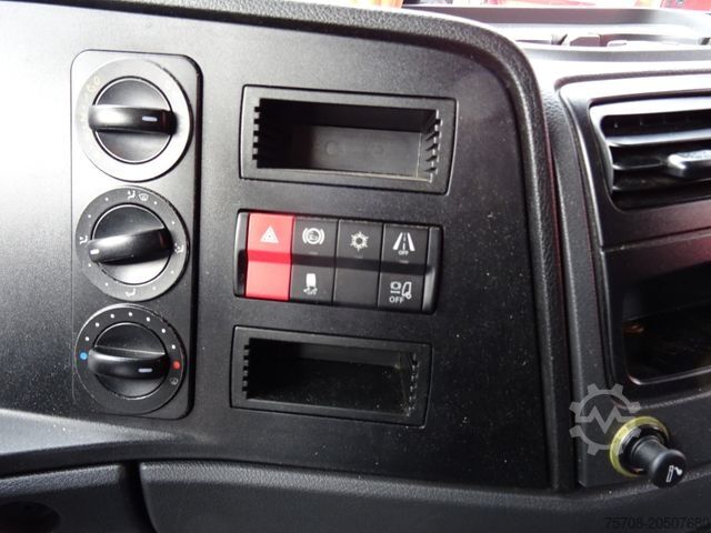 רכב קופסא MERCEDES-BENZ 821 Atego*5,9m*LBW*Klima*B/L*3 Sitze*Original km