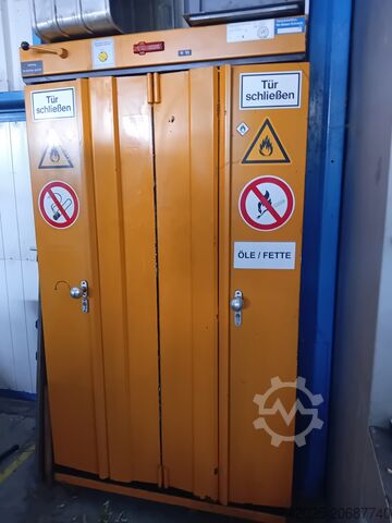 Dangerous goods cabinet