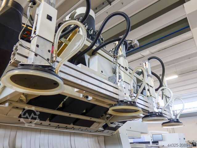 Obdelovalni center z gnezdilno mizo SCM ACCORD 40