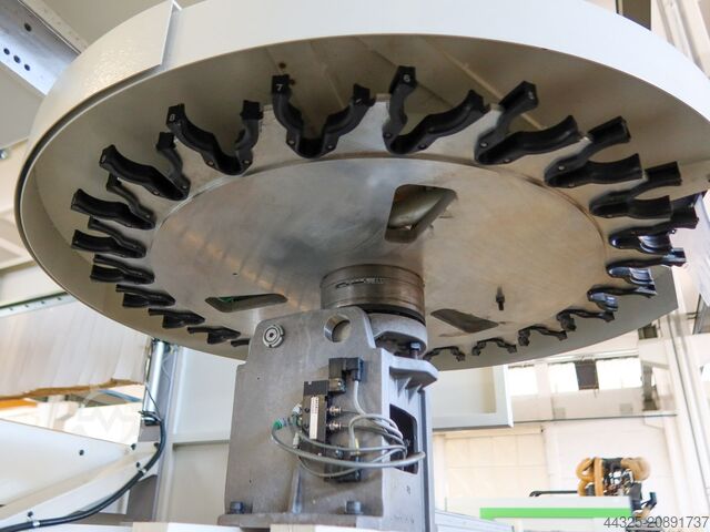 Obdelovalni center z gnezdilno mizo SCM ACCORD 40