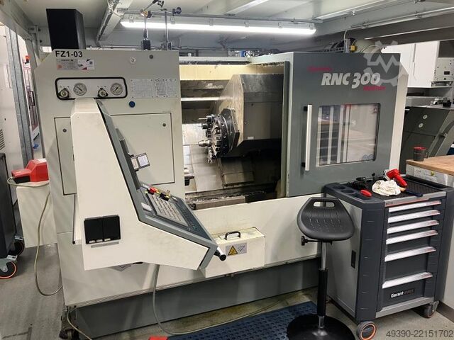 CNC sústruh s poháňanými nástrojmi a osou Y; CNC riadenie FANUC Series 18i-TB, obrábacie centrum (BA MONFORTS RNC 300 MultiTurn