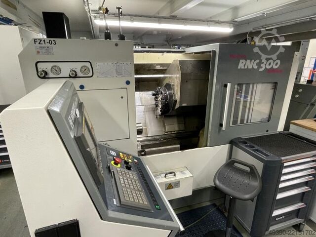 CNC sústruh s poháňanými nástrojmi a osou Y; CNC riadenie FANUC Series 18i-TB, obrábacie centrum (BA MONFORTS RNC 300 MultiTurn