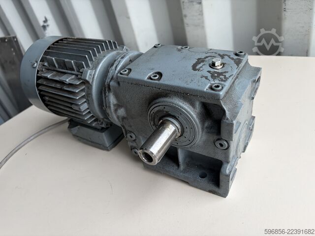 SEW-EURODRIVE S40DT71D-4 0,37 kW 69 ot./min 43 Nm i=20,3 třífázový SEW-EURODRIVE S40DT71D-4 0,37 kW 69 obr./min 43 Nm i=20,3 3-fazowy SEW-EURODRIVE S40DT71D-4 0,37 kW 69 obr./min 43 Nm i=20,3 3-fazowy