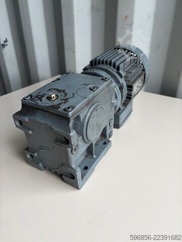 SEW-EURODRIVE S40DT71D-4 0,37 kW 69 ot./min 43 Nm i=20,3 třífázový SEW-EURODRIVE S40DT71D-4 0,37 kW 69 obr./min 43 Nm i=20,3 3-fazowy SEW-EURODRIVE S40DT71D-4 0,37 kW 69 obr./min 43 Nm i=20,3 3-fazowy
