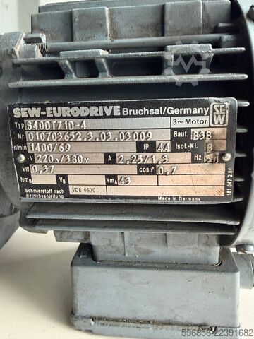 SEW-EURODRIVE S40DT71D-4 0,37 kW 69 ot./min 43 Nm i=20,3 třífázový SEW-EURODRIVE S40DT71D-4 0,37 kW 69 obr./min 43 Nm i=20,3 3-fazowy SEW-EURODRIVE S40DT71D-4 0,37 kW 69 obr./min 43 Nm i=20,3 3-fazowy
