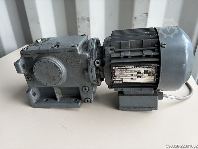 SEW-EURODRIVE S40DT71D-4 0,37 kW 69 ot./min 43 Nm i=20,3 třífázový SEW-EURODRIVE S40DT71D-4 0,37 kW 69 obr./min 43 Nm i=20,3 3-fazowy SEW-EURODRIVE S40DT71D-4 0,37 kW 69 obr./min 43 Nm i=20,3 3-fazowy
