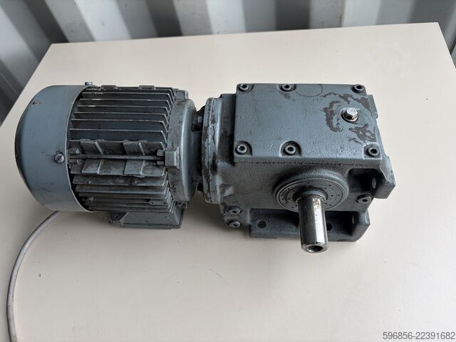 SEW-EURODRIVE S40DT71D-4 0,37 kW 69 ot./min 43 Nm i=20,3 třífázový SEW-EURODRIVE S40DT71D-4 0,37 kW 69 obr./min 43 Nm i=20,3 3-fazowy SEW-EURODRIVE S40DT71D-4 0,37 kW 69 obr./min 43 Nm i=20,3 3-fazowy