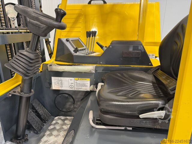 Carretilla retráctil de 4 vías Combilift CBE3000 TRIPLEX 6500 POSITIONER