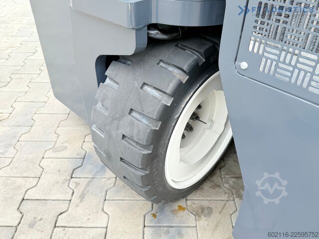 Carretilla retráctil de 4 vías Combilift CB3000 / TRIPLEX 4900MM / FREE LIFT