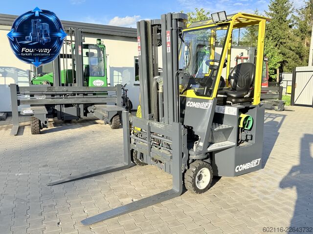Carrello elevatore a 4 direzioni Combilift CB3000 GAS TRIPLEX 4900 CABIN POSITIONER
