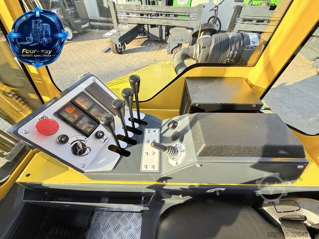 Carrello elevatore a 4 direzioni Combilift CB3000 GAS TRIPLEX 4900 CABIN POSITIONER