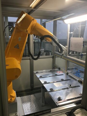 Robotska celica za rezkanje z vrtljivo mizo Stäubli RX160