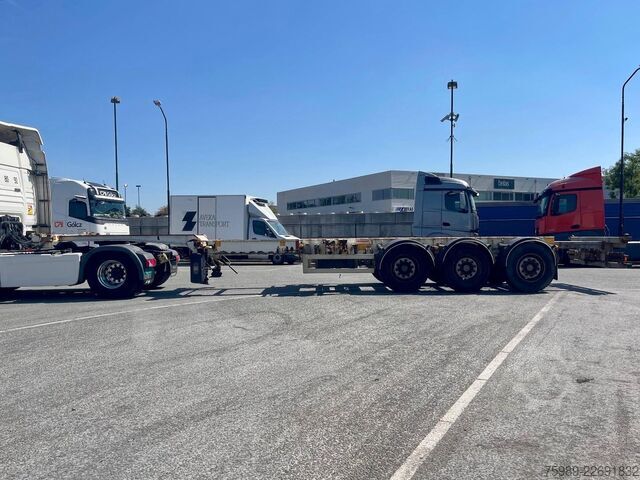 Transportasi kontainer Fruehauf 3 Axles 1x45ft, 1x30ft, 1x40ft, 2x20ft  extanda...