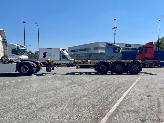 Transportasi kontainer Fruehauf 3 Axles 1x45ft, 1x30ft, 1x40ft, 2x20ft  extanda...