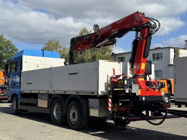Automobilis ar plakanu platformu MAN TGX 26.470 Euro 6 Abrollkipper mit Ladekran