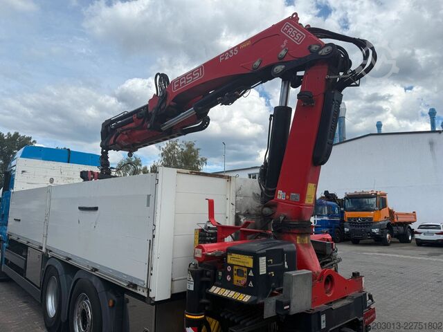 Automobilis ar plakanu platformu MAN TGX 26.470 Euro 6 Abrollkipper mit Ladekran