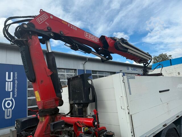 Automobilis ar plakanu platformu MAN TGX 26.470 Euro 6 Abrollkipper mit Ladekran