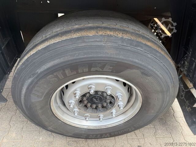 Automobilis ar plakanu platformu MAN TGX 26.470 Euro 6 Abrollkipper mit Ladekran