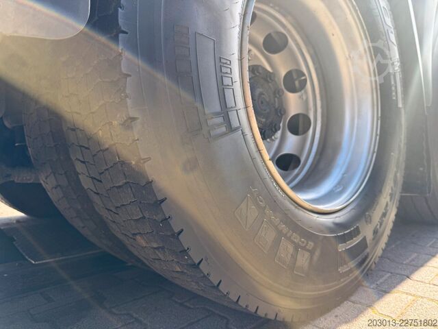 Automobilis ar plakanu platformu MAN TGX 26.470 Euro 6 Abrollkipper mit Ladekran