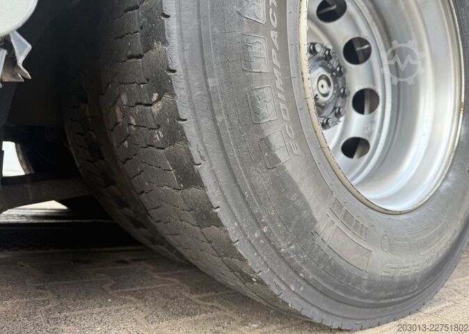 Automobilis ar plakanu platformu MAN TGX 26.470 Euro 6 Abrollkipper mit Ladekran