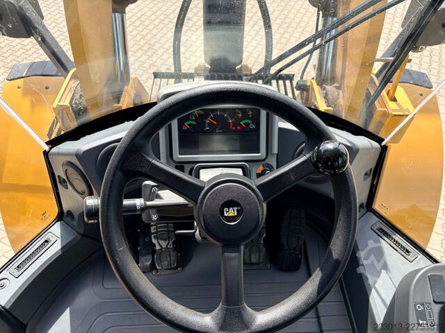 Utovarivač na točkovima CATERPILLAR 950M Radlader mit Schaufel 2.062 BTH