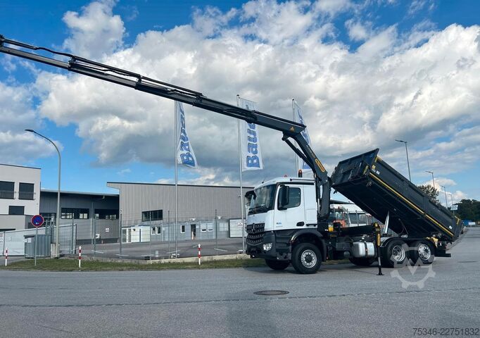 Jeřáb na nákladním automobilu MERCEDES-BENZ Arocs 2545 Kipper/Kran/6x4-4/Lenkachse/128 tkm