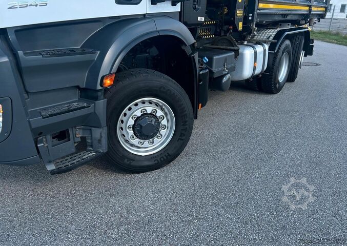 Jeřáb na nákladním automobilu MERCEDES-BENZ Arocs 2545 Kipper/Kran/6x4-4/Lenkachse/128 tkm