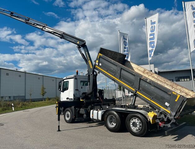 Jeřáb na nákladním automobilu MERCEDES-BENZ Arocs 2545 Kipper/Kran/6x4-4/Lenkachse/128 tkm