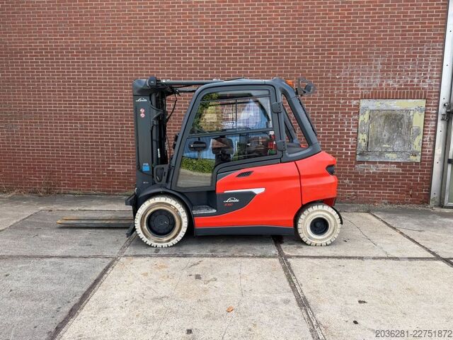 Elektryczny wózek widłowy 4-kołowy Linde E50HL-01/600