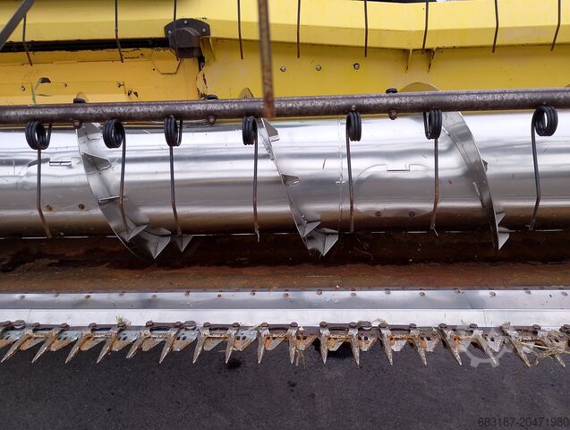 حصادة دراسات New Holland CR 9080