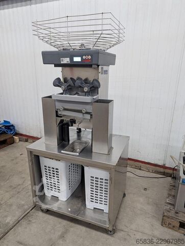 Spremiagrumi automatico Zummo su mobile in acciaio inox Zummo 