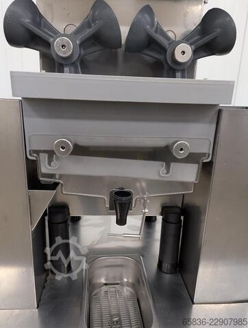 Spremiagrumi automatico Zummo su mobile in acciaio inox Zummo 