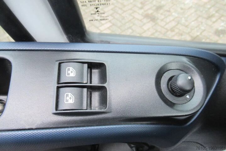 Chiếc vali Iveco Daily 35S14 Bakwagen +Laadklep DHollandia 750 kg