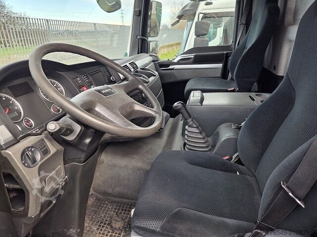 Van with tail lift MAN TGM 26.340